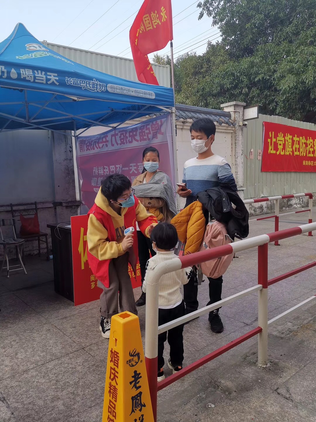 何老师志愿服务照片